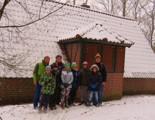 Wir im Schnee vor unserer Hütte